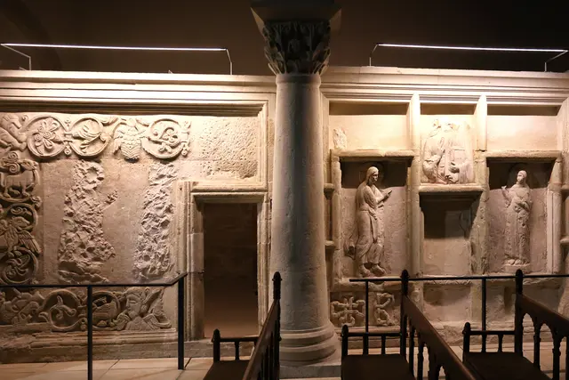 Das geöffnete Grab in Gernrode. Die österliche Botschaft: Jesus lebt, das Grab ist leer!

Halbreliefs auf der Wand der Grabkammer zeigen den Auferstanden (links) und Maria (rechts). In der Mitte der segnende Welterherrscher. | Foto: Thomas Nawrath