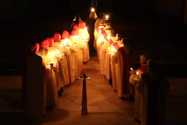 Osterspiel in der Stiftskirche St. Cyriakus Gernrode. Die Lichtträger präsentieren der Gemeinde das Osterlicht. | Foto: Thomas Nawrath