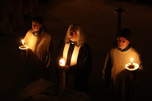 Engel und Lichtträger mit dem Osterlicht aus dem Heiligen Grab beim Osterspiel in der Stiftskirche St. Cyriakus Gernrode.  | Foto: Thomas Nawrath