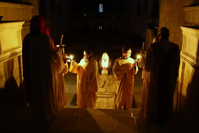 Osterspiel in der Stiftskirche St. Cyriakus Gernrode.  Das Licht aus dem Heiligen Grab wird weitergegeben. | Foto: Thomas Nawrath