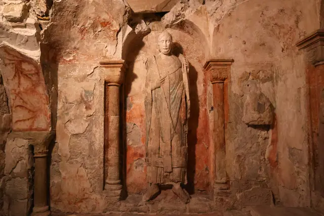Das Innere des Heiligen Grabes: Der Bote Gottes im Zentrum verkündet die Auferstehung Christi. Rechts (beschädigt) ein Engel mit biblischer Botschaft.

Das Grab wurde Ende des 11. Jahrhunderts errichtet und gilt heute als ältestes erhaltenes Heiliges Grab in Deutschland. | Foto: Thomas Nawrath