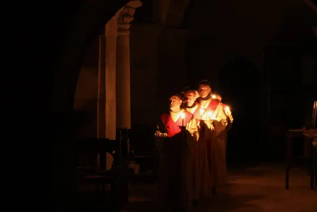 Die Lichtträger beim Osterspiel in der Stiftskirche St. Cyriakus Gernrode.  | Foto: Thomas Nawrath