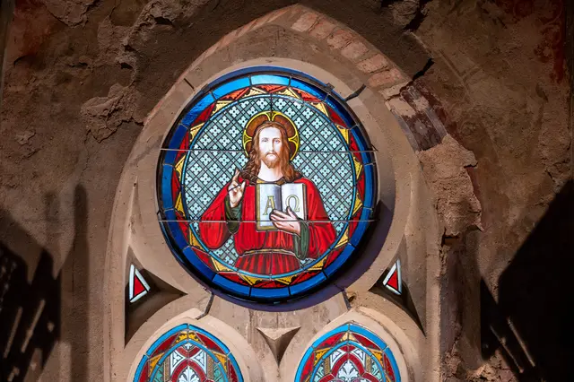 Bilzingsleben: Das erste der jahrzehntelang verschollenen Chorfenster ist an seinen angestammten Platz zurückgekehrt. | Foto: Matthias Frank Schmidt