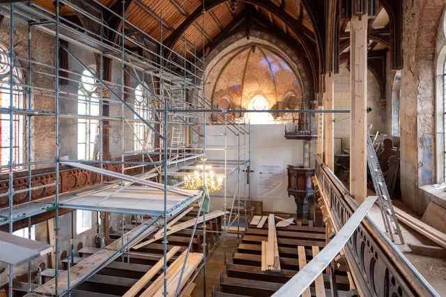 Die wertvollen Bleiglasfenster stammen aus der Zeit um 1900. Die Fenster waren zur Jahrtausendwende ausgebaut und eingelagert worden - dann verlor sich die Spur. | Foto: Matthias Frank Schmidt