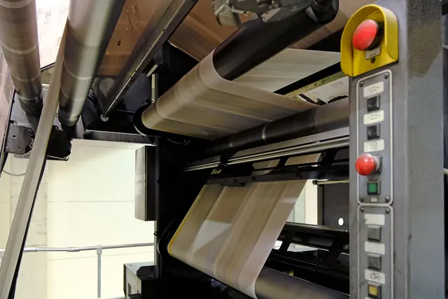 Die Papierbahn wird bei hoher Geschwindigkeit bedruckt. | Foto: Steffen Wolf