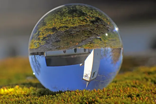 Auf den Kopf gestellt: Die Kirche muss sich verändern, da die Struktur bald nicht mehr tragfähig sei, meint Steffen Bauer.  | Foto: Schlierner – stock.adobe.com