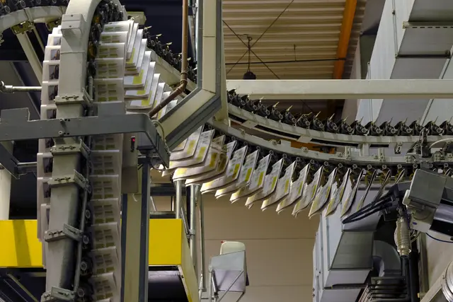 Die fertig gedruckte und gefalzte Zeitung wird zur Versandhalle transportiert. | Foto: Steffen Wolf