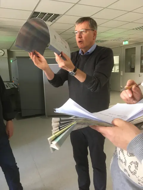 Herr Wilkesmann erläutert das Druckverfahren anhand einer Druckplatte. | Foto: Gerlint Buchwald