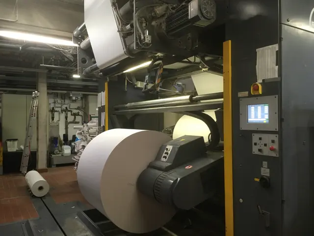 Die Papierrolle in der Druckmaschine | Foto: Gerlint Buchwald