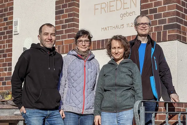 Arbeits- und Glaubensgemeinschaft: Die Ehepaare (v. l.) Michael und Elisabeth Neubert sowie Heidi und Sven Rudolph sind Teil der Hausleitung. | Foto: T. Nawrath
