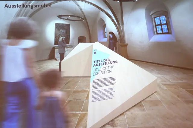 Entwurf der Ausstellung in der Sakristei von St. Marien Wittenberg. Im Zentrum steht das Ausstellungsmöbel mit interaktiven Elementen. | Foto: Thomas Nawrath