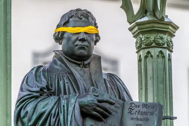 Als Abgrenzung und Protest zu Luthers Antisemitismus hat die Evangelischen Akademie Sachsen-Anhalt 2015 dem Standbild von Martin Luther in Wittenberg eine gelbe Augenbinde angelegt.  | Foto: epd-bild/Alexander Baumbach