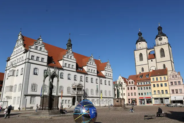 Wittenberger Marktplatz mit Altem rathuas und den Westtürmen der Stadtkirche St. Marien. | Foto: Thomas Nawrath
