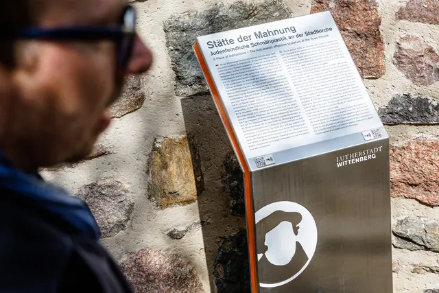 Stele "Stätte der Mahnung" mit Erläuterungen zur judenfeindlichen Schmähplastik an der Wittenberger Stadtkirche St. Marien. | Foto: epd-bild /Jens Schlueter