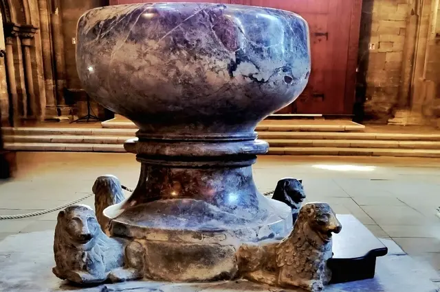 Taufbecken aus Rübeländer Marmor mit vier Löwen als Stützen. | Foto: Thomas Nawrath