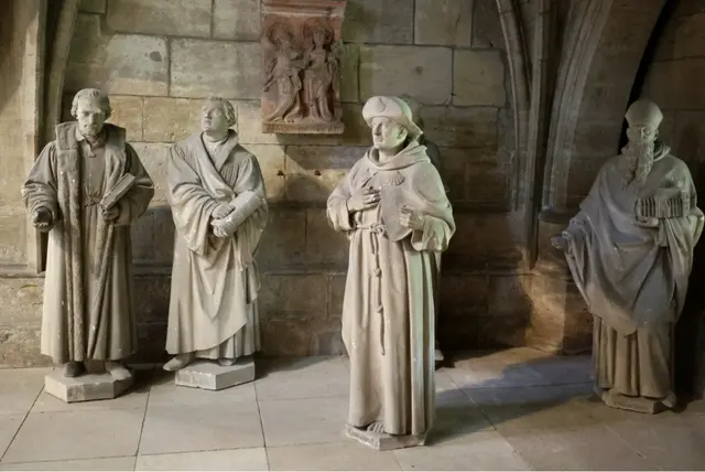 Figuren aus dem Mittelschiff der Kathedrale. | Foto: Thomas Nawrath