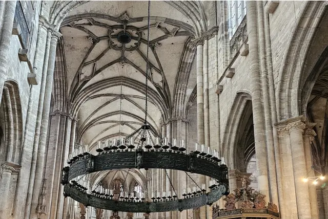 Der metallene Radleuchtersymbolisiert das himmlische Jerusalem. | Foto: Thomas Nawrath
