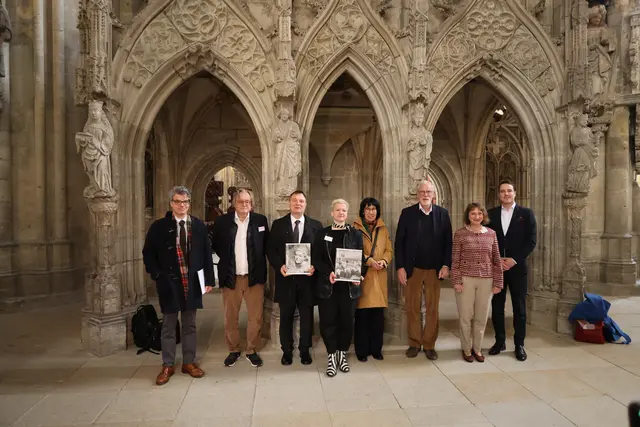 Herausgeber, Autoren und Verleger des neuen Dominventars gemeinsam mit Sachsen-Anhalts Kulturminister Rainer Robra (CDU) vor dem Lettner des Doms. | Foto: Thomas Nawrath