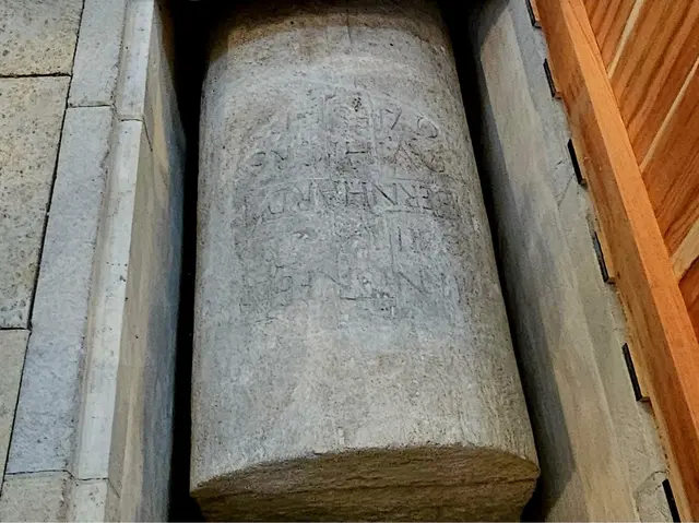 Grablege von Bischof Bernhard (gest. 3.2.968) im Ostchor des Halberstädter Doms. | Foto: Thomas Nawrath