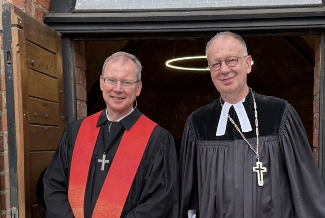Superintendent Dr. Christoph Gramzow (l.) und Regionalbischof Dr. Johann Schneider nach dem Einführungsgottesdienst am 12. April 2026