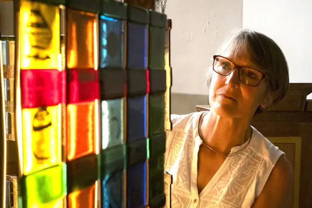 Linda Baines am Glas-Kunstwerk „Woven Lives – Biografien in Glas“  | Foto: Linda Baines