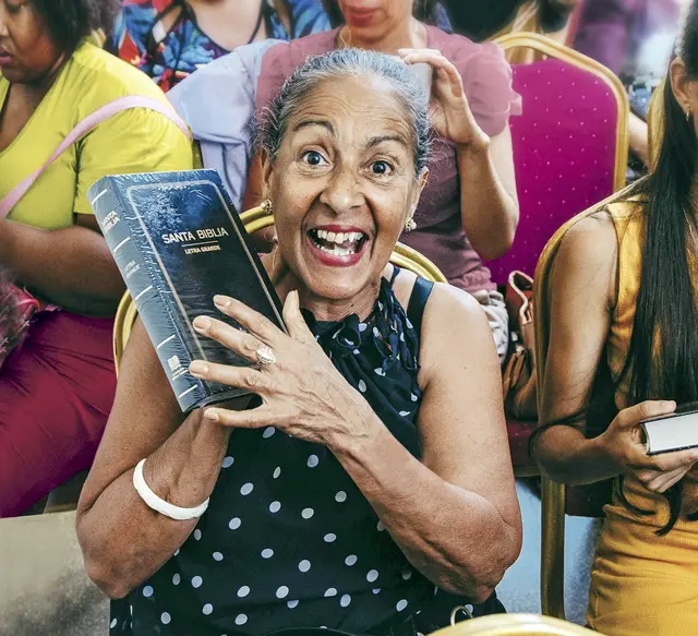 In den wachsenden christlichen Gemeinden auf Kuba mangelt es an Bibeln. Umso größer ist die Freude über Bibelspenden. | Foto: Dt. Bibelgesellschaft/Dan Aksel Jacobsen