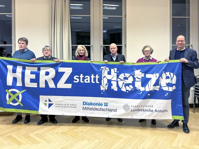 Sie zeigen Gesicht gegen Hass und für Nächstenliebe im Land: (v.l.) Jan Lemke, Präsident des Landeskirchenamtes der EKM; EKM-Landesbischof Friedrich Kramer; Gemeindedezernentin Petra Schwermann; Personaldezernent Michael Lehmann; Finanzdezernentin Barbara Füten und Diakoniechef Christoph Stolte   | Foto:  Willi Wild 