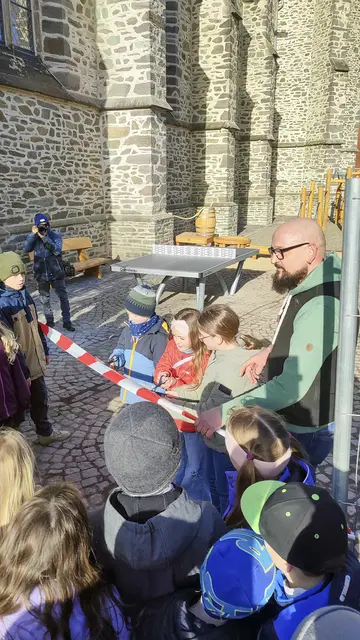 Pfarrer Ernst Wachter eröffnete gemeinsam mit Kindern den Kirchenspielplatz, zu dem eine Tischtennisplatte, eine Matschecke und Klettergerüste gehören. | Foto: Thorsten Keßler