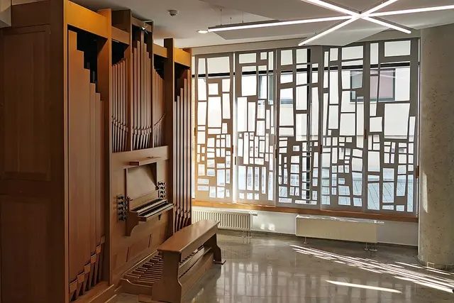 Die Klop-Orgel im Eingangsbereich der Hochschule | Foto: Kimuha, CC BY-SA 4.0, https://commons.wikimedia.org/w/index.php?curid=153122600