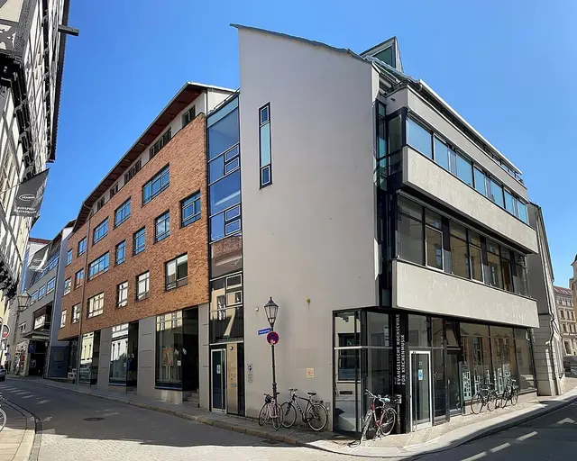 Das heutige Hochschul-Gebäude der EHK in Halle (Saale)
 | Foto: AnRadi, CC BY-SA 4.0, https://commons.wikimedia.org/w/index.php?curid=105601161