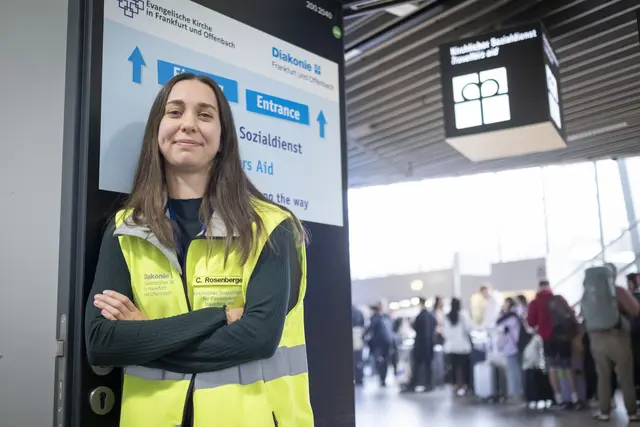 Carla Rosenberger, Mitarbeiterin vom Kirchlichen Sozialdienst im Terminal 1 am Flughafen Frankfurt  | Foto: epd-bild/Tim Wegner