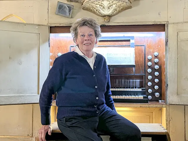 Dorothea Bertling vor "ihrer" Geißler-Orgel in der Stadtkirche St. Marien in Freyburg | Foto: Claudia Crodel