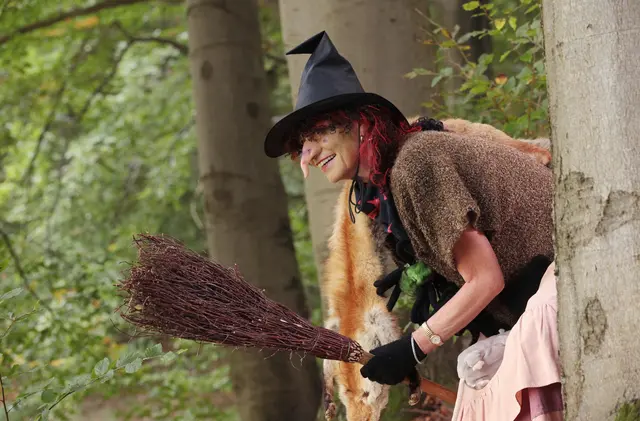 Nicht nur zur Walpurgisnacht sieht man im Harz die Hexen. Als Mitbringsel und Werbebild sind sie allgegenwärtig. Nur die finstere Vergangenheit mit Verfolgung, Folter und zehntausenden Hinrichtungen wird eher nicht thematisiert. | Foto: epd-bild / Steffen Schellhorn