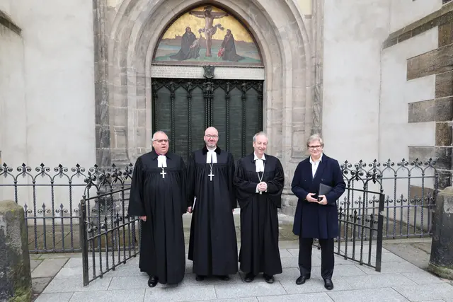 Abschied in Wittenberg (v.l.): Bischof Frank Kopania von der Union Evangelischer Kirchen in der EKD (UEK) als Träger der Ausbildungsstätte, der sächsische Landesbischof Tobias Bilz, Bischof Christian Stäblein, Vorsitzender des Kuratoriums des Predigerseminars, und die Leiterin des Predigerseminars Birgit Neumann-Becker | Foto: Thomas Nawrath