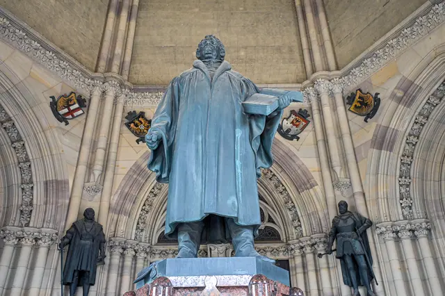 Reformator und Identitätsfigur: Eine Heroisierung Martin Luthers im Sinne eines "deutschen Christentums", wie sie im Programm der AfD verfolgt wird, lehnen die LutherMuseen in Wittenberg ab. | Foto: epd-bild/Heike Lyding