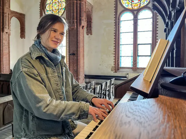 Lydia Kuhr übt regelmäßig das Orgelspiel wie hier in der Johanneskirche, wo eine elektronische Orgel die einstige Rühlmann-Orgel ersetzt. | Foto: Claudia Crodel