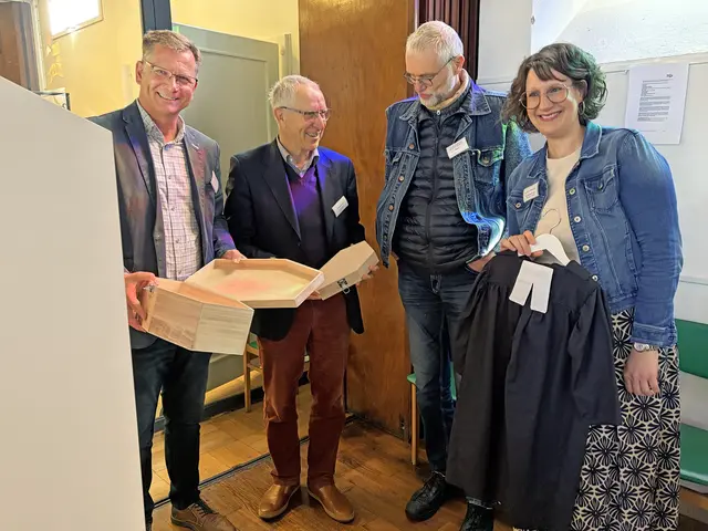 Nur ein bisschen kleiner: In der Spielkirche ist es wie im richtigen Leben. Lisa Krengel (r.) zeigt den Synodalen Särge, Beffchen und Talar. | Foto: Uwe Kraus