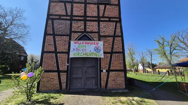 WIllkommensplakat an der Bergwitzer Kirche zum Kinderkirchentag. | Foto: Andrea Schulze