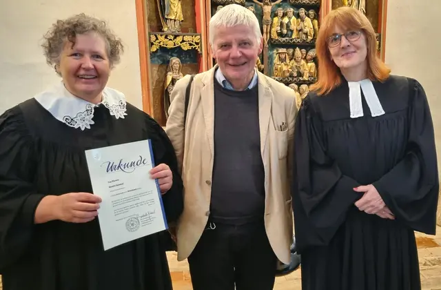 Pfarrerin Kerstin Gommel (l.) mit der Urkunde des Landesbischofs, Pfarrer Dr. Matthias Rost, Mentor im Vikariat und späterer Kollege von Kerstin Gommel, sowie Kirchenrätin Bettina Mühlig
 | Foto: Gerhard Jahreis