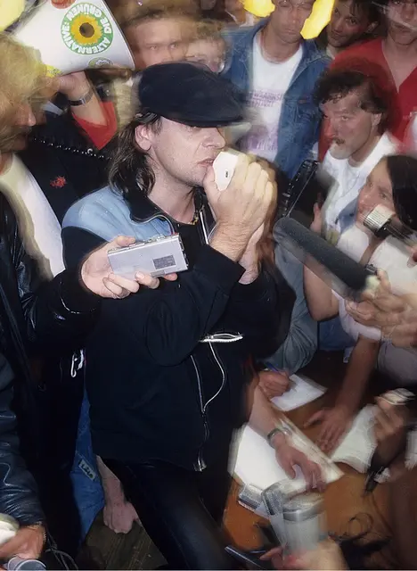 Udo Lindenberg engagiert beim Anti-WAAhsinns-Festival gegen die kerntechnische Wiederaufbereitungsanlage Wackersdorf (WAA) in Burglengenfeld am 26./27. Juli 1986 | Foto: Herbert Grabe, CC BY-SA 4.0, https://commons.wikimedia.org/wiki/File:Udo_Lindenberg_im_Interview_auf_dem_Anti-WAAhnsinns-Festival_gegen_die_Wiederaufarbeitungsanlage_Wackersdorf_(WAA)_in_Burglengenfeld_1986.JPG
