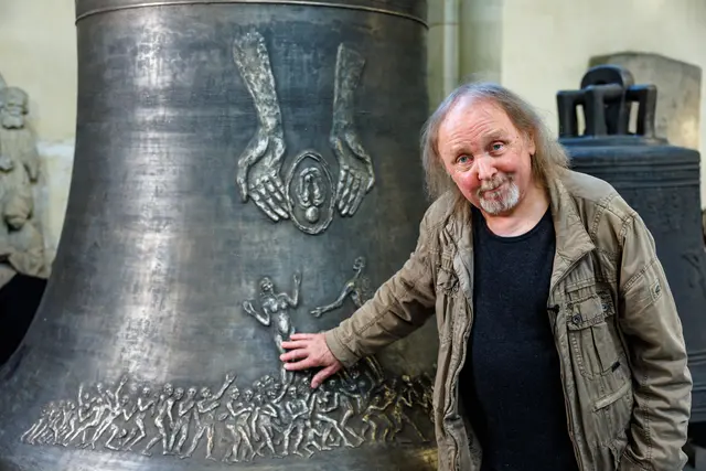 Im Oktober 2022 wurde die Amemus-Glocke im Magdeburger Dom präsentiert. Der Thüringer Künstler Gert Weber gestaltete die Glockenzier aller acht neu gegossenen Glocken für die Magdeburger Dom - so auch für die Credamus, die am 24. Mai 2026 der Öffentlichkeit präsentiert wird. | Foto: epd-bild/Jens Schlüter