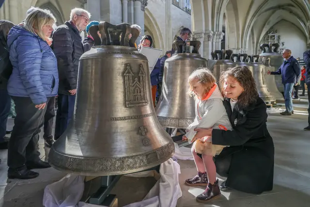 Begeisterung bei Jung und Alt über die  Präsentation der neuen Domglocken - hier 2023 . Ein ähnlicher Ansturm dürfte auch am 24. Mai 2026 bei der Vorstellung der Credamus-Glocke im Magdeburger Dom herrschen. | Foto: epd-bild/Viktoria Kuehne