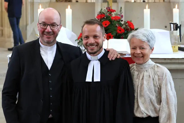 Auch der Landesbischof der Evangelisch-Lutherischen Kirche Sachsens, Tobias Bilz, war mit Ehefrau zur Ordination von Sohn Valentin Bilz in Magdeburg. | Foto: Thomas Nawrath