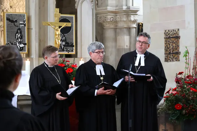 Die Ordination am 3. Mai führten Regionalbischöfin Bettina Schlauraff, Landesbischof Friedrich Kramer und Regionalbischof Tobias Schüfer durch. | Foto: Thomas Nawrath