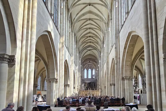 Bis auf den letzten Platz gefüllt war der Magdeburger Dom am Sonntag Kantate, als dreizehn Frauen und sechs Männer ordiniert wurden. Die Ordination führten Landesbischof Friedrich Kramer, Regionalbischöfin Bettina Schlauraff und Regionalbischof Tobias Schüfer durch. | Foto: Thomas Nawrath
