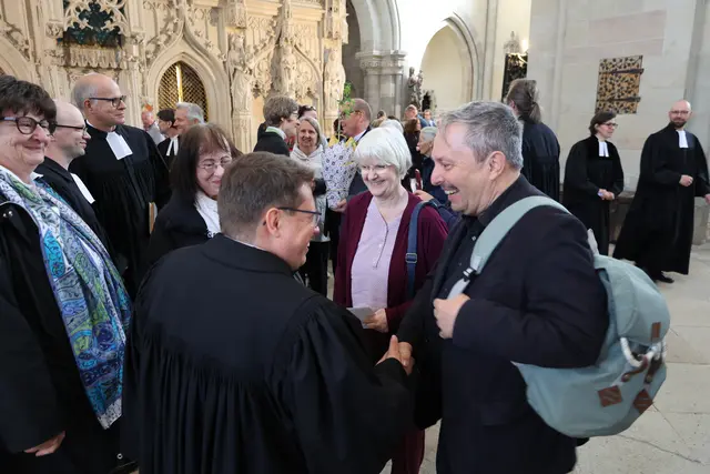 Nach dem Festgottesdienst nutzten Angehörige, Freunde und Kollegen die Gelegenheit, den frisch ordinierten Geistlichen zu gratulieren. 

Im Bild Mitglieder der Redaktion der mitteldeutschen Kirchenzeitung "Glaube + Heimat". | Foto: Thomas Nawrath