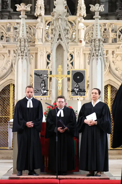 Die Ordinanden gestalteten den Festgottesdienst mit.

Hier Valentin Bilz, André Poppowitsch und Ulrike Petermann.  | Foto: Thomas Nawrath