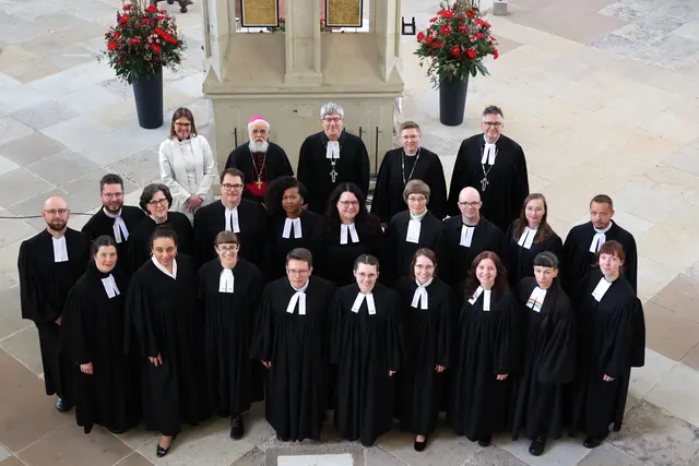 Am 3. Mai 2026 wurden dreizehn Frauen und sechs Männer im Magdeburger Dom ordiniert. Die Ordination führten Landesbischof Friedrich Kramer, Regionalbischöfin Bettina Schlauraff und Regionalbischof Tobias Schüfer durch. Gäste waren Bischof Gerhard Feige vom katholischen Bistum Magdeburg und Revd. Rebecca Elliot von der Church of England aus der Diözese Worcester. | Foto: Thomas Nawrath