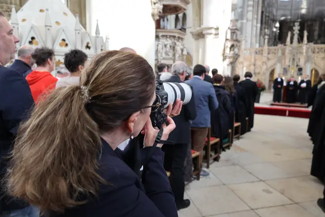 Kein Festgottesdienst ohne Pressebegleitung.

Im Bild: Fotografin Viktoria Kühne. | Foto: Thomas Nawrath