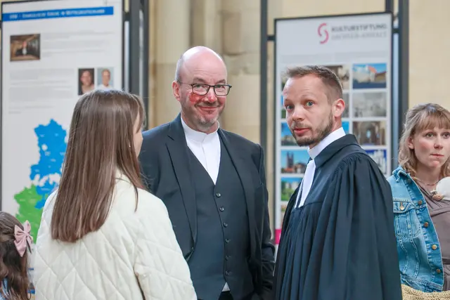 Auch der Landesbischof der Evangelisch-Lutherischen Kirche Sachsens, Tobias Bilz, war zur Ordination von Sohn Valentin Bilz in Magdeburg. | Foto: Viktoria Kühne